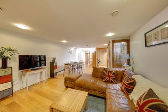 2 bedroom Flat for s...